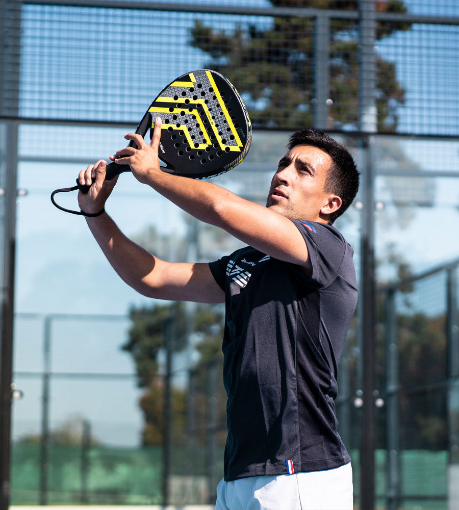 Jugador de tenis de pádel hombre atleta con raqueta de pádel tenis